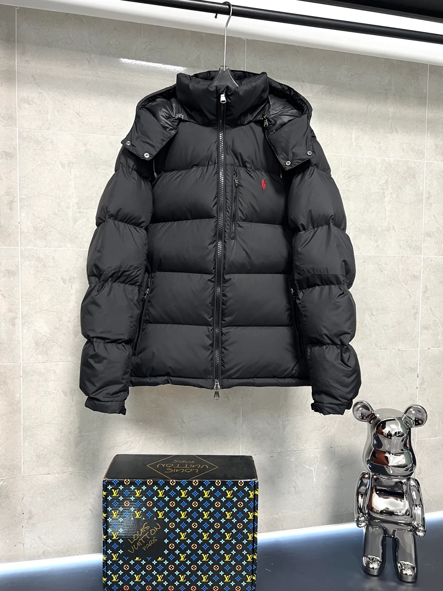 P840 RAH LAUREN Ralph Lauren's new autumn and winter model. Original top 40D waterproof fabric. The interior is made of nylon log double-layer sealing design. The upper body effect is comfortable and soft. The same style as the star. It is filled with 80 white duck down. It has good thermal insulation effect and is light and not heavy. The higher version can be compared at will. Three standards are complete. Color: black blue Size: S M L XL XXL